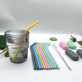 Portable reusable silicone straw set includes silicone bag and cleaning brush